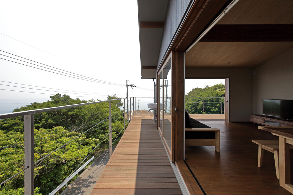 Idée de décoration pour un balcon asiatique avec aucune couverture et un garde-corps en câble.