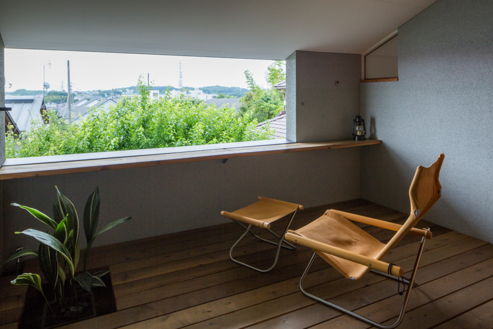 Пример оригинального дизайна: маленький балкон и лоджия в стиле модернизм с перегородкой для приватности, навесом и металлическими перилами для на участке и в саду