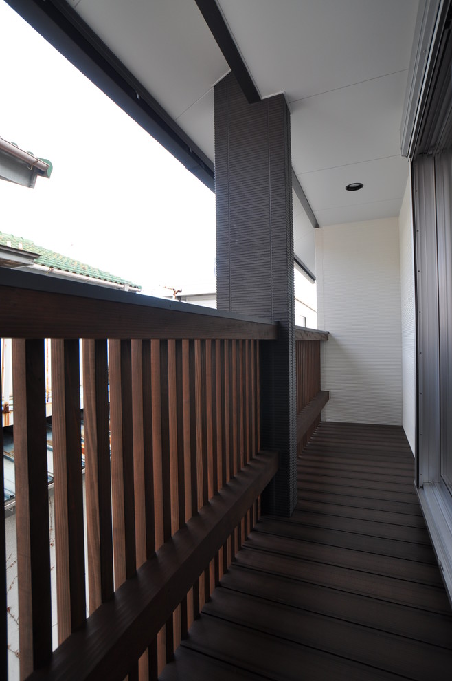 Cette photo montre un balcon moderne avec une extension de toiture.