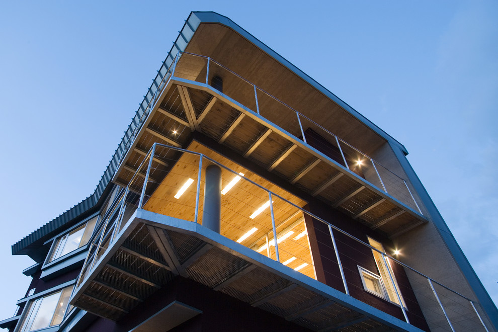 Großer, Überdachter Moderner Balkon mit Drahtgeländer in Sonstige