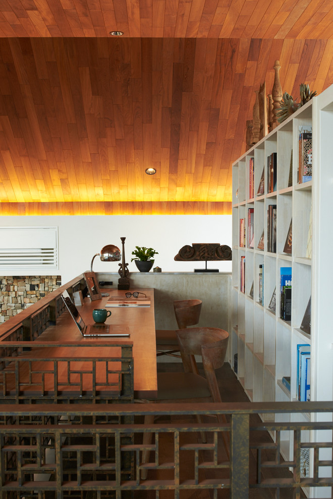 Inspiration för asiatiska arbetsrum, med mörkt trägolv, ett inbyggt skrivbord och brunt golv