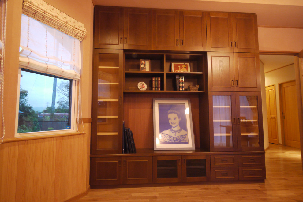 Klassisches Lesezimmer mit brauner Wandfarbe, hellem Holzboden, Einbau-Schreibtisch, braunem Boden, Holzdielendecke und Holzdielenwänden in Sonstige