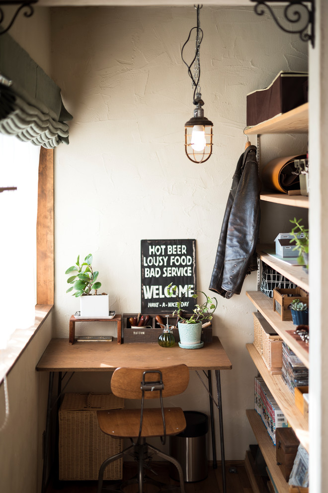 На фото: маленький кабинет в стиле фьюжн с белыми стенами и отдельно стоящим рабочим столом для на участке и в саду с