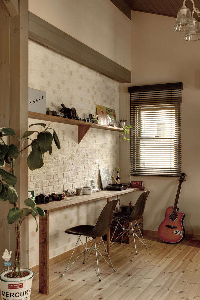 Exempel på ett lantligt arbetsrum, med beige väggar, mellanmörkt trägolv, ett inbyggt skrivbord och brunt golv