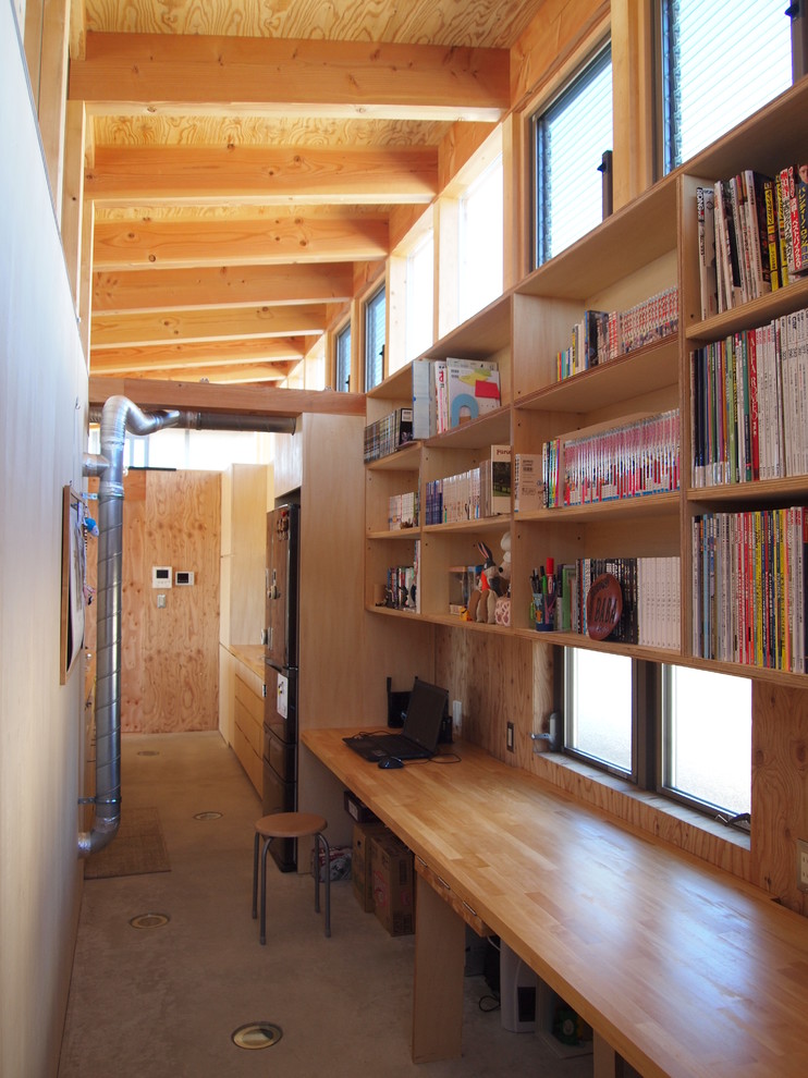 На фото: маленький кабинет в восточном стиле с бетонным полом и встроенным рабочим столом для на участке и в саду с
