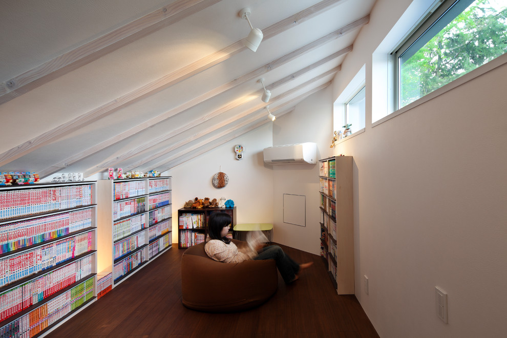 東京23区にあるお手頃価格の中くらいなアジアンスタイルのおしゃれな書斎 (白い壁、竹フローリング、造り付け机、茶色い床) の写真
