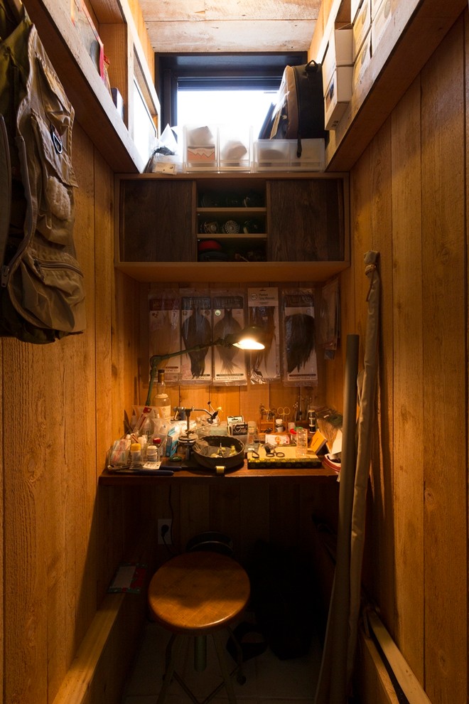 Inspiration för små rustika arbetsrum, med bruna väggar och ett inbyggt skrivbord