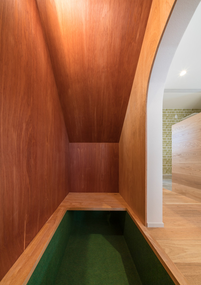 Kleines Skandinavisches Arbeitszimmer ohne Kamin mit Arbeitsplatz, brauner Wandfarbe, Teppichboden, Einbau-Schreibtisch, grünem Boden, Holzdecke und Holzwänden in Kyoto