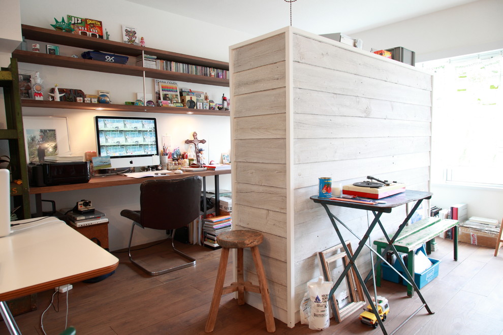 東京23区にある小さなモダンスタイルのおしゃれな書斎 (白い壁、無垢フローリング、自立型机) の写真