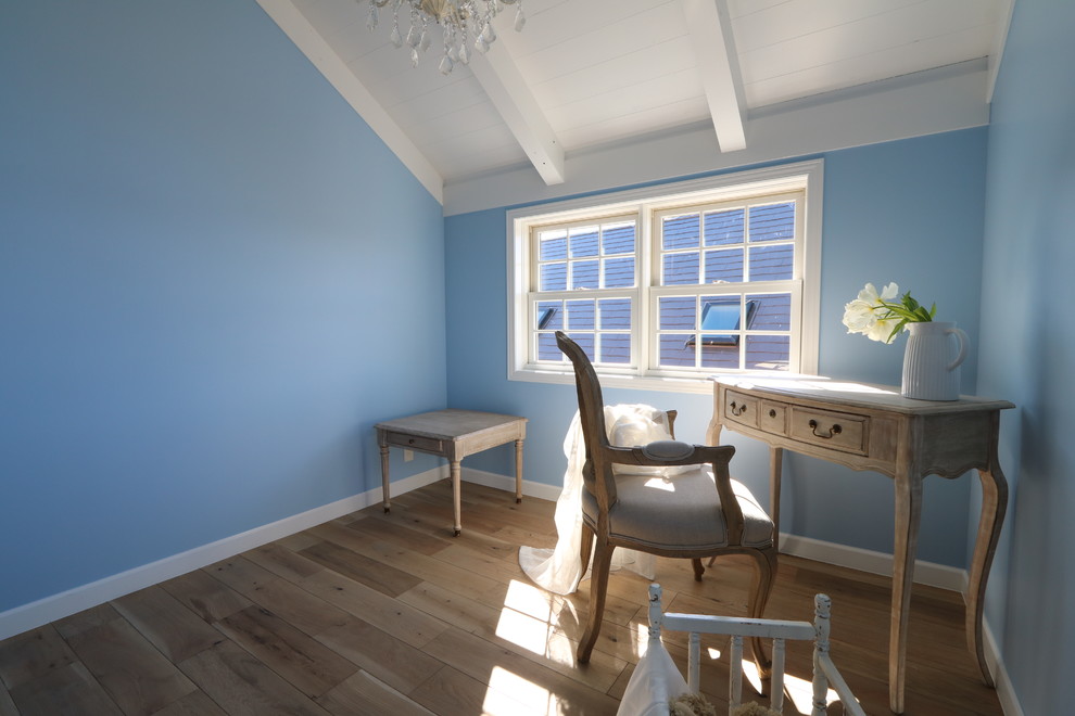 Inspiration för shabby chic-inspirerade hobbyrum, med blå väggar, ljust trägolv och ett fristående skrivbord