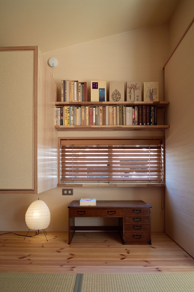 Bild på ett litet orientaliskt arbetsrum, med beige väggar, tatamigolv, ett fristående skrivbord och beiget golv