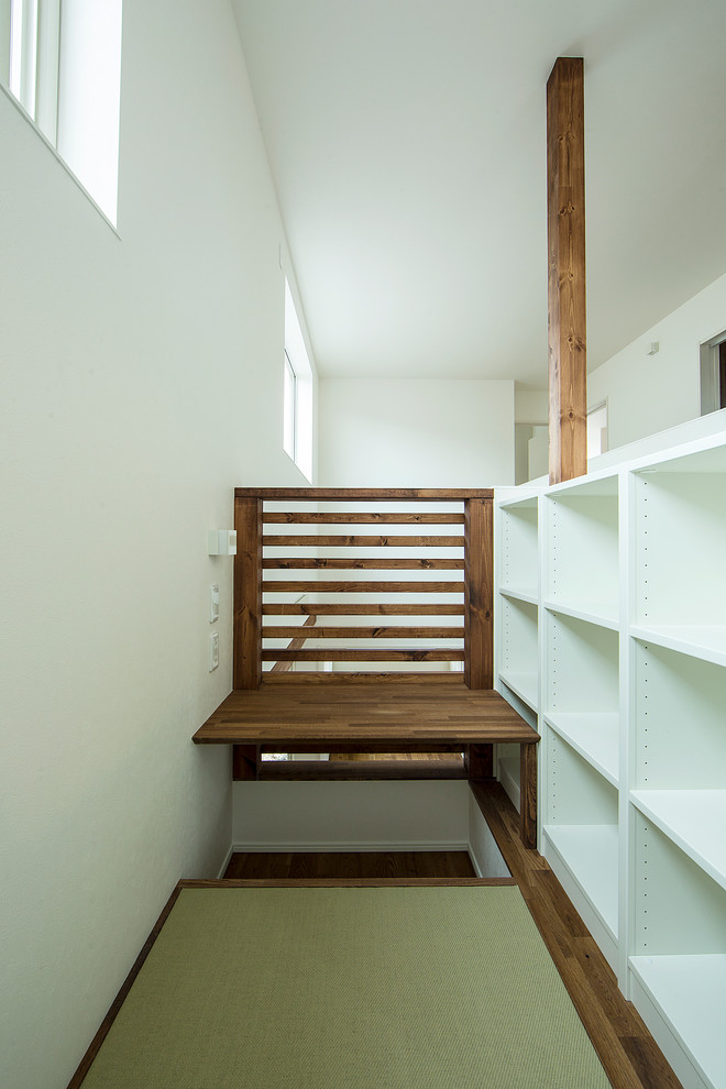 Пример оригинального дизайна: кабинет в стиле модернизм с татами и встроенным рабочим столом