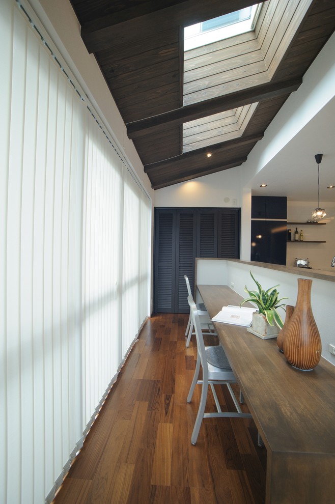 名古屋にある中くらいなコンテンポラリースタイルのおしゃれなホームオフィス・書斎 (無垢フローリング、暖炉なし、白い壁、造り付け机、茶色い床) の写真