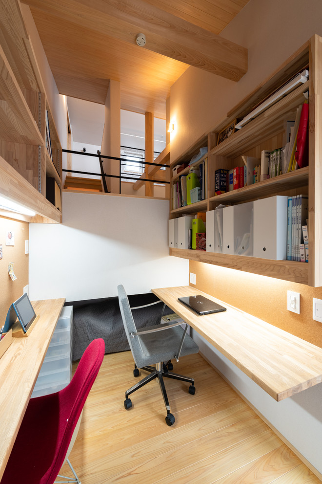 福岡にある小さな和風のおしゃれなホームオフィス・書斎 (白い壁、淡色無垢フローリング、造り付け机、茶色い床) の写真
