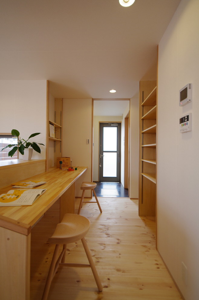 Источник вдохновения для домашнего уюта: рабочее место среднего размера в скандинавском стиле с белыми стенами, светлым паркетным полом и отдельно стоящим рабочим столом