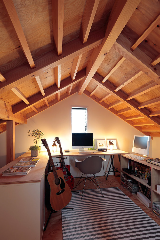 Country Arbeitszimmer ohne Kamin mit weißer Wandfarbe, braunem Holzboden, Einbau-Schreibtisch, braunem Boden und Arbeitsplatz in Sonstige