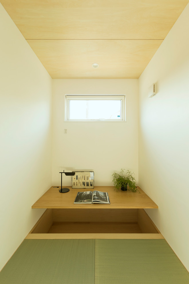 Inspiration för små skandinaviska arbetsrum, med vita väggar, tatamigolv, ett inbyggt skrivbord och grönt golv