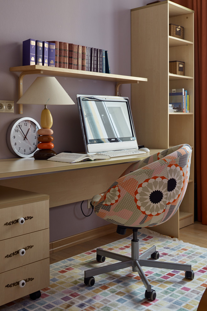 Esempio di uno studio moderno con pareti viola, parquet chiaro, scrivania autoportante e pavimento marrone