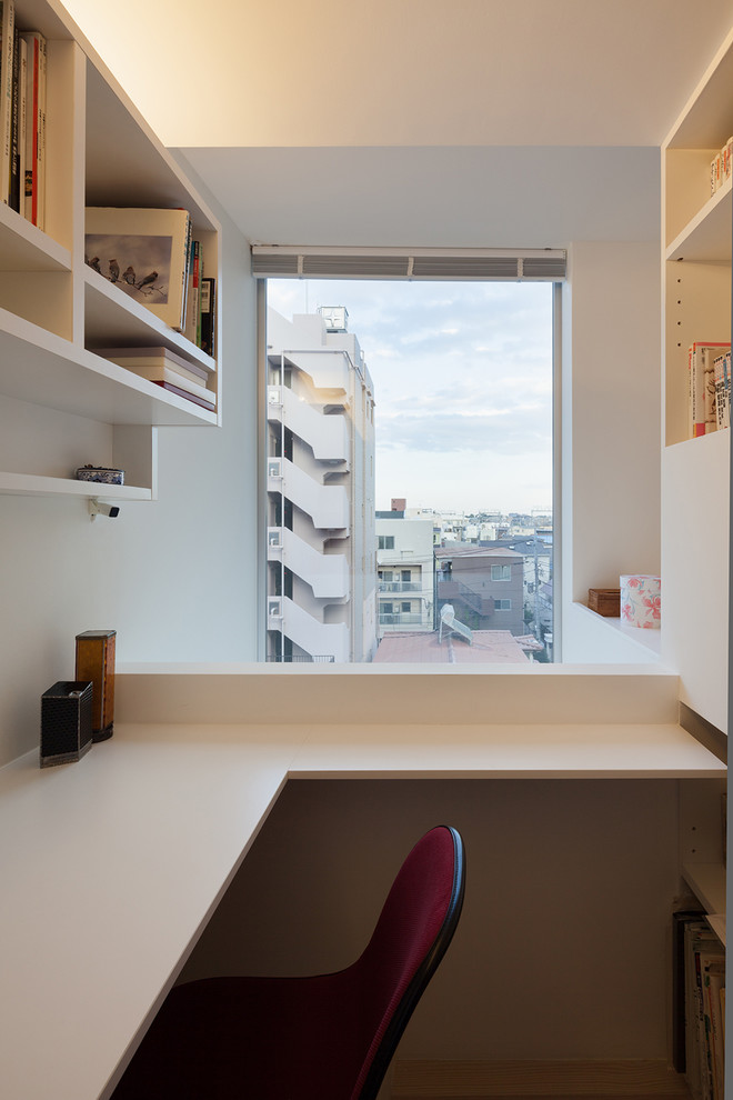 Свежая идея для дизайна: рабочее место в стиле модернизм с встроенным рабочим столом - отличное фото интерьера