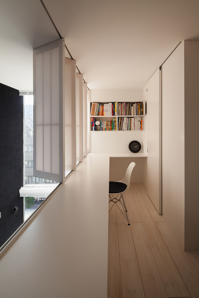 Modernes Arbeitszimmer mit Arbeitsplatz und Einbau-Schreibtisch in Sonstige