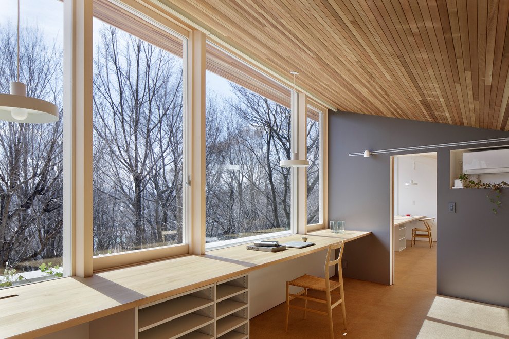 Inspiration för ett nordiskt arbetsrum, med grå väggar, ljust trägolv, ett inbyggt skrivbord och beiget golv
