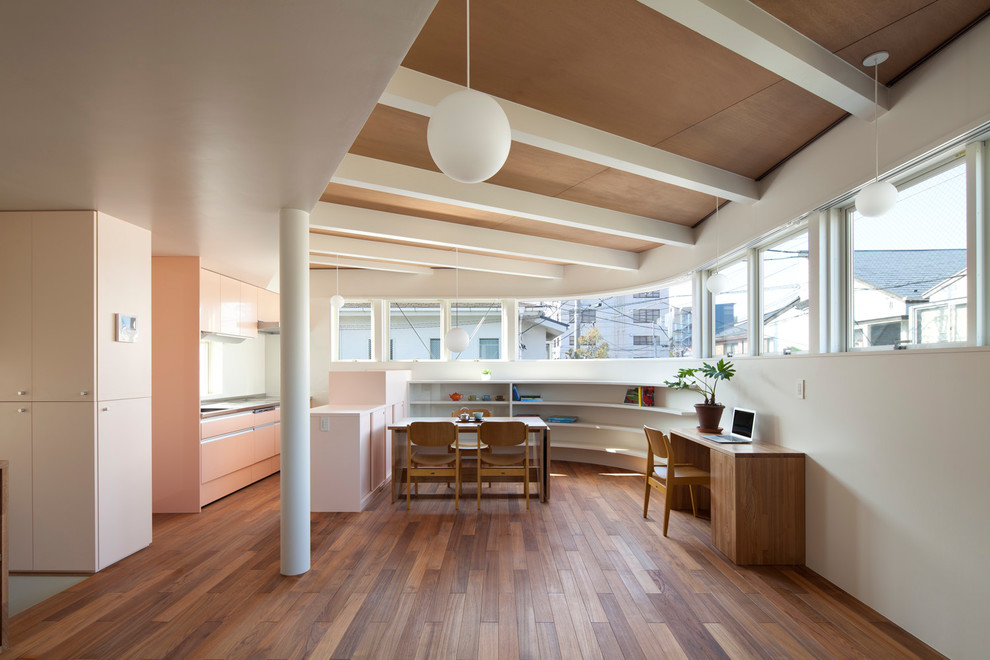 Idee per un ufficio etnico con pareti bianche, pavimento in legno massello medio, scrivania autoportante e pavimento marrone