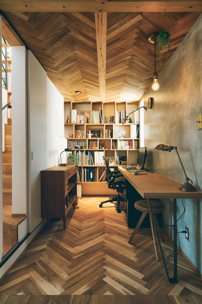 На фото: кабинет в стиле рустика с разноцветными стенами, паркетным полом среднего тона, отдельно стоящим рабочим столом и коричневым полом с