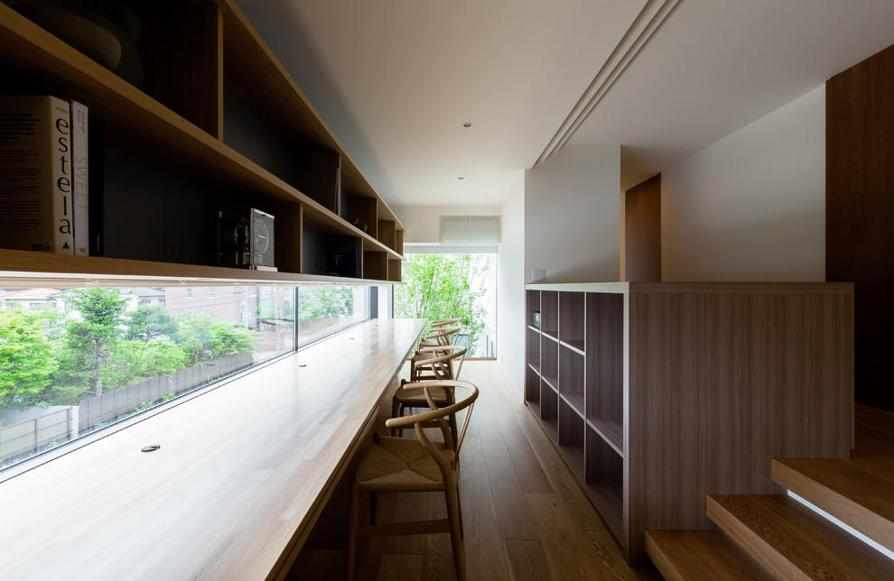 This is an example of a contemporary home office in Nagoya.