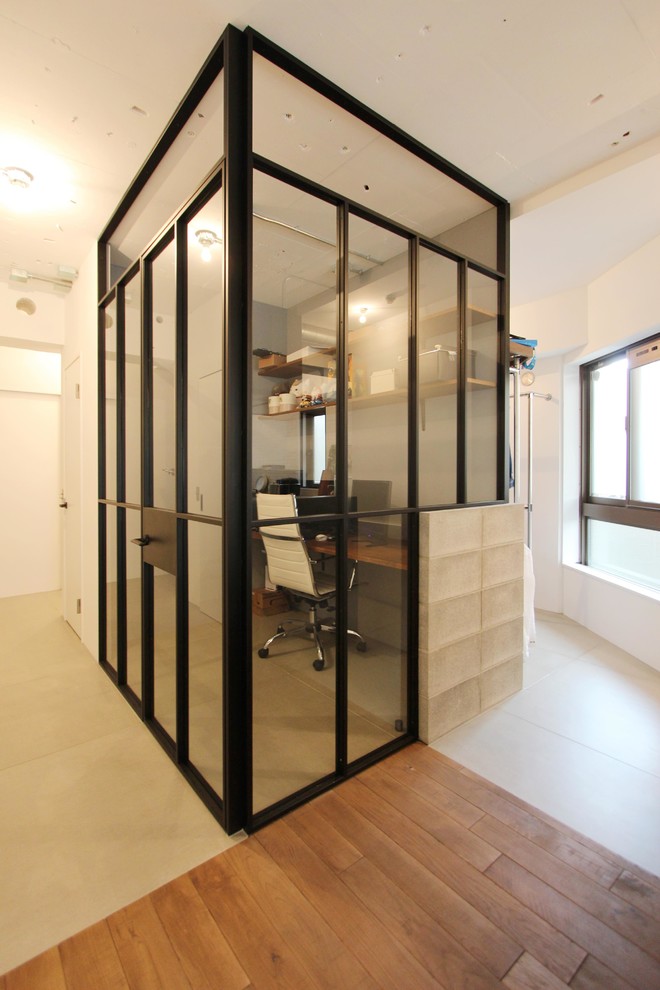Design ideas for an industrial home office in Tokyo.