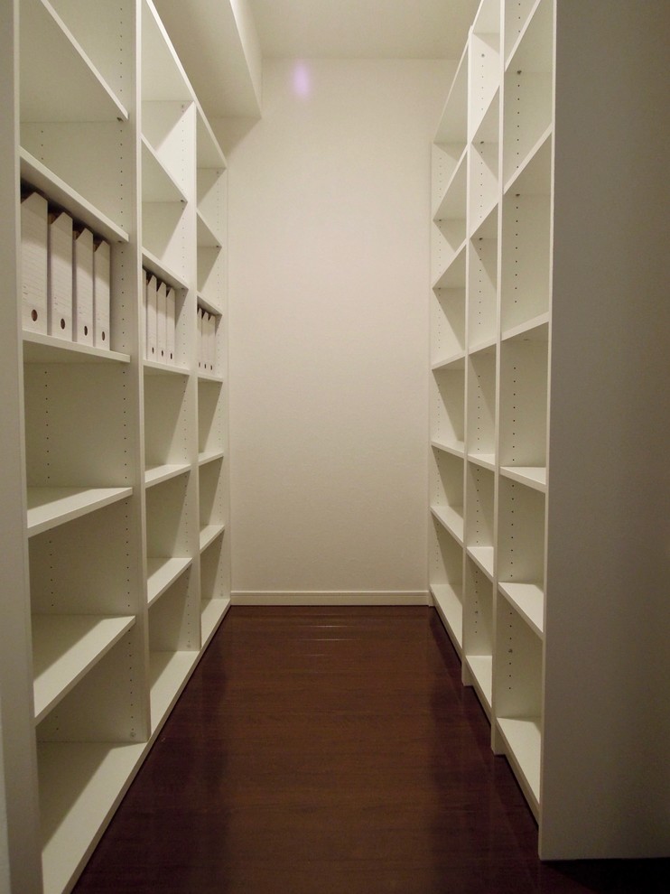 Стильный дизайн: маленький домашняя библиотека в стиле модернизм с белыми стенами, полом из фанеры и коричневым полом для на участке и в саду - последний тренд