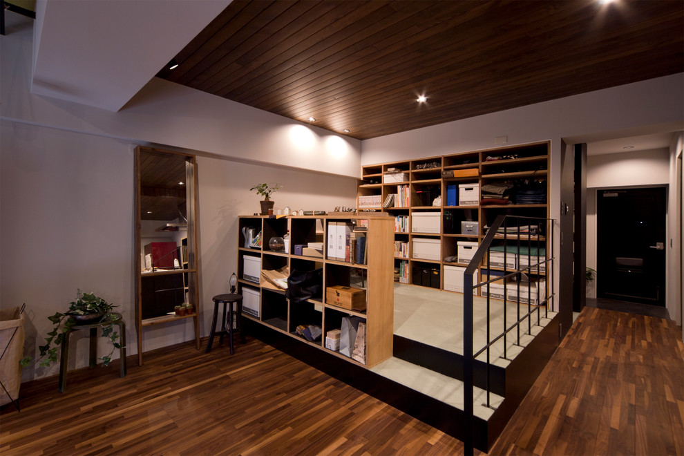 This is an example of a world-inspired home office in Tokyo with grey floors.