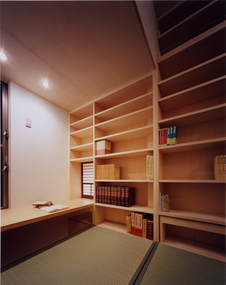 Imagen de despacho asiático con tatami y escritorio empotrado