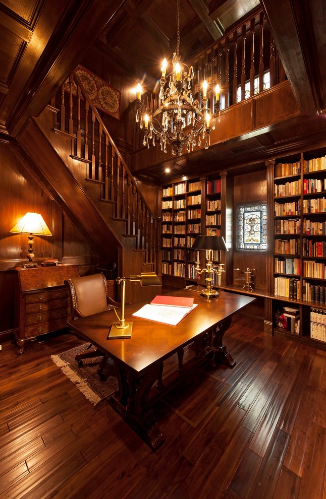 他の地域にある地中海スタイルのおしゃれなホームオフィス・書斎 (茶色い壁、濃色無垢フローリング、自立型机、茶色い床) の写真