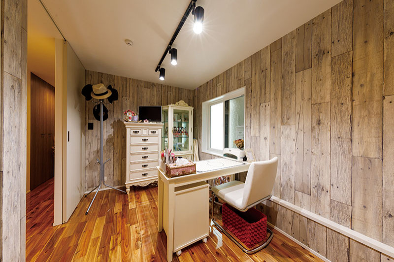 Exempel på ett litet modernt hemmastudio, med vita väggar, mellanmörkt trägolv, ett fristående skrivbord och brunt golv