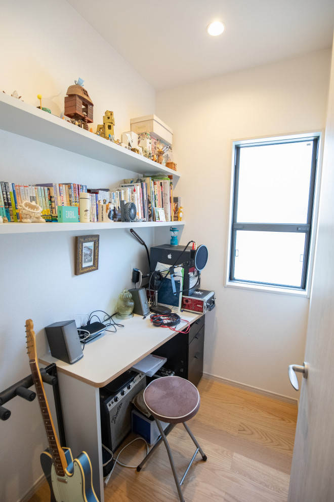Cette image montre un petit bureau chalet de type studio avec un mur blanc, parquet peint, un bureau indépendant, un sol beige, un plafond en papier peint et du papier peint.
