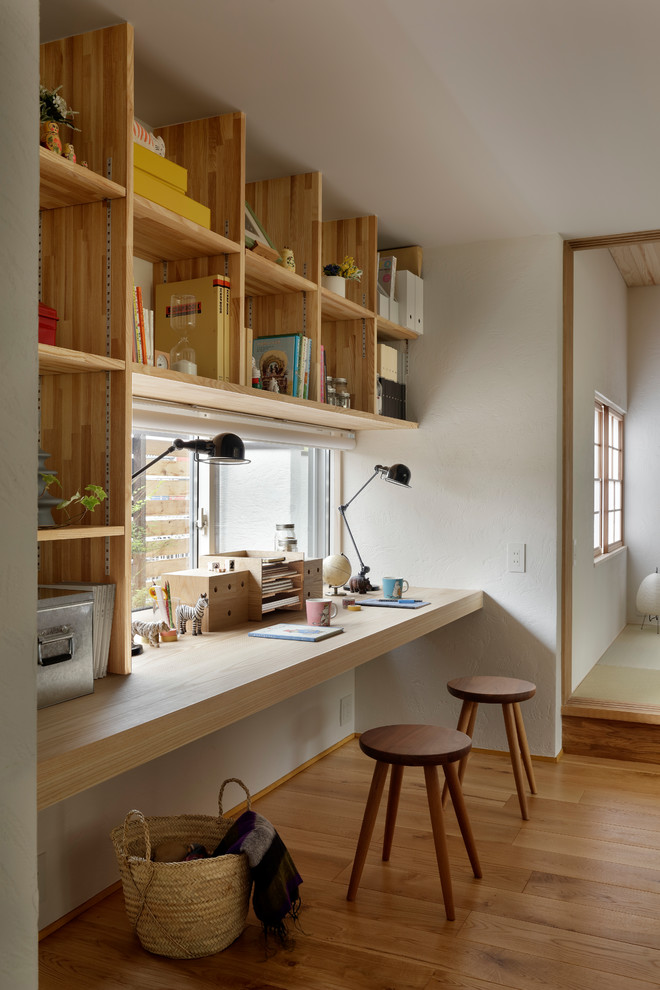 他の地域にある和風のおしゃれなホームオフィス・書斎 (白い壁、無垢フローリング、造り付け机、茶色い床) の写真