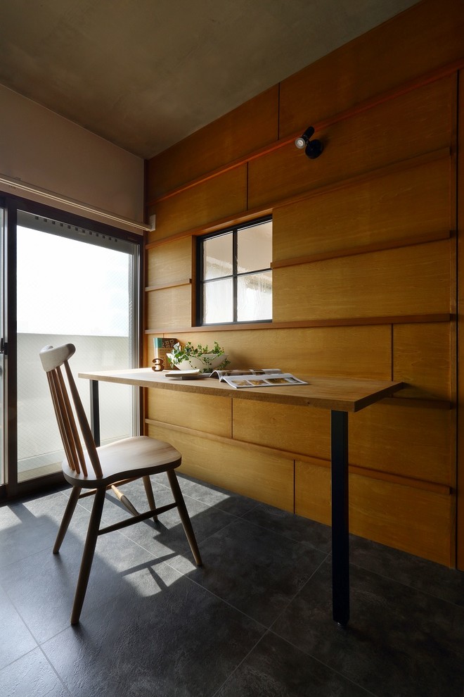 京都にある低価格の中くらいなミッドセンチュリースタイルのおしゃれなホームオフィス・書斎 (白い壁、セラミックタイルの床、グレーの床) の写真