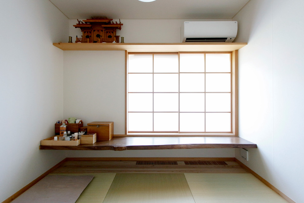 Photo of a world-inspired home office in Tokyo Suburbs.