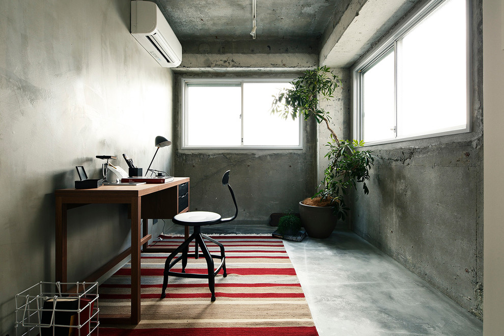 東京23区にあるインダストリアルスタイルのおしゃれなホームオフィス・書斎の写真