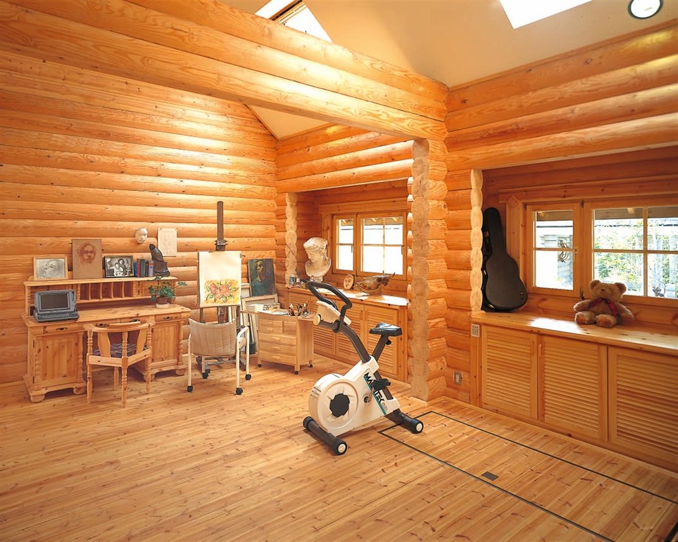 他の地域にある北欧スタイルのおしゃれなホームオフィス・書斎 (無垢フローリング、造り付け机) の写真