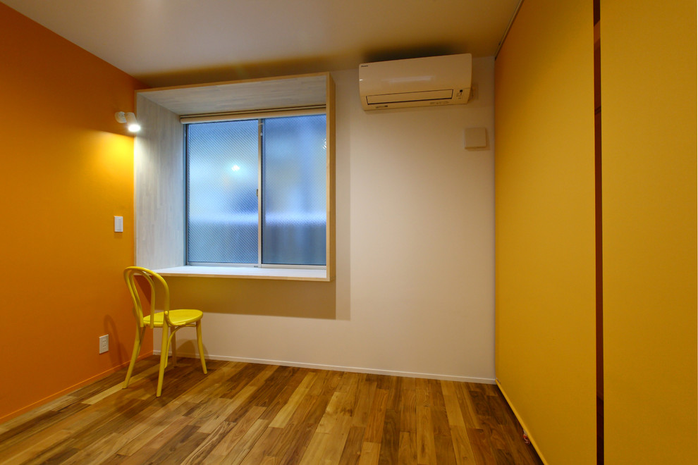 Ispirazione per un ufficio moderno di medie dimensioni con pavimento in legno massello medio, scrivania incassata, pavimento marrone e pareti verdi