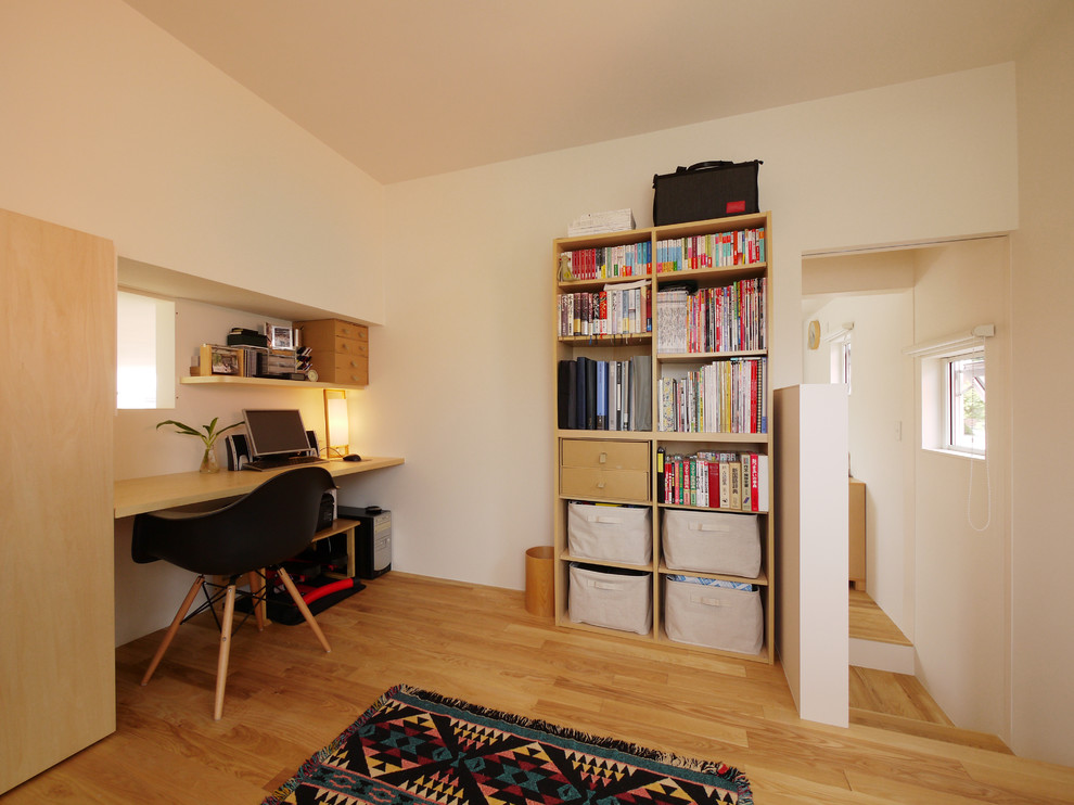 札幌にある小さな北欧スタイルのおしゃれなホームオフィス・書斎 (白い壁、無垢フローリング、造り付け机、茶色い床) の写真