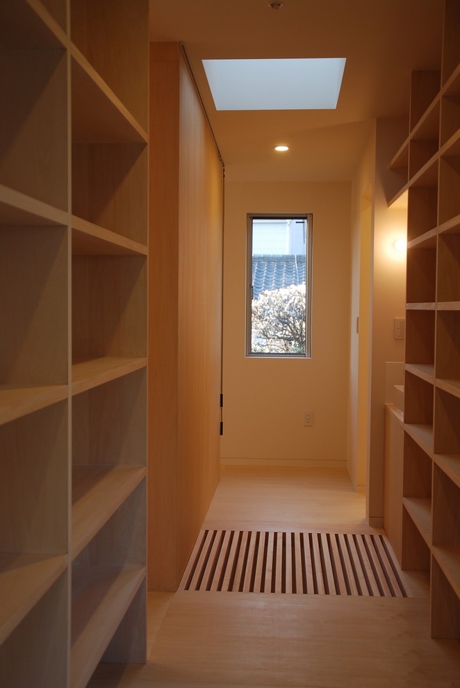Kleines Klassisches Arbeitszimmer mit Arbeitsplatz, brauner Wandfarbe, Einbau-Schreibtisch und beigem Boden in Tokio