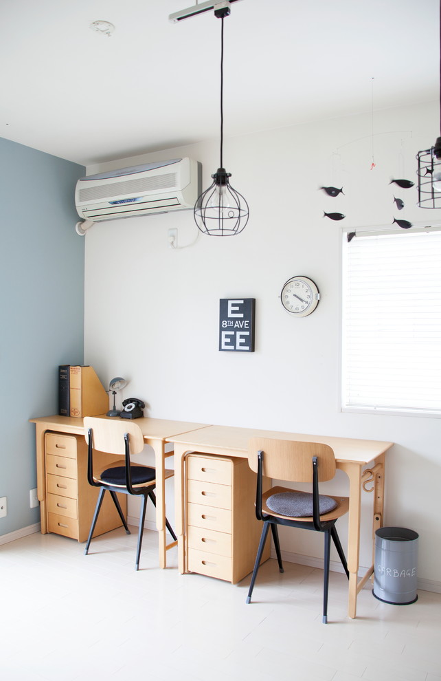 横浜にあるコンテンポラリースタイルのおしゃれなホームオフィス・書斎 (青い壁、自立型机、ベージュの床) の写真