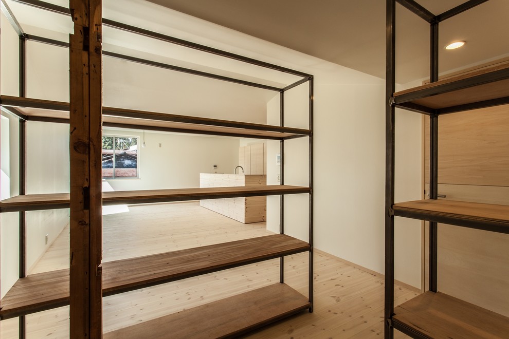 Idee per una piccola stanza da lavoro minimalista con pareti bianche, parquet chiaro e scrivania autoportante