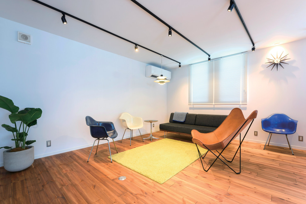 福岡にあるミッドセンチュリースタイルのおしゃれなホームオフィス・書斎 (ライブラリー、白い壁、無垢フローリング、自立型机、クロスの天井、壁紙) の写真