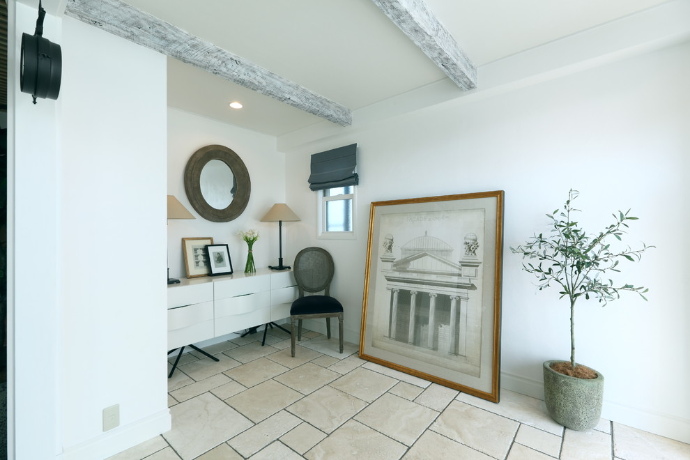 Imagen de estudio clásico renovado con paredes blancas, suelo de baldosas de cerámica, escritorio independiente y suelo beige
