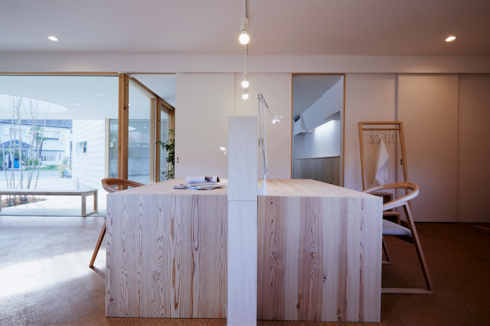 Diseño de despacho nórdico pequeño con paredes blancas, suelo de corcho, escritorio independiente, suelo marrón, papel pintado y papel pintado