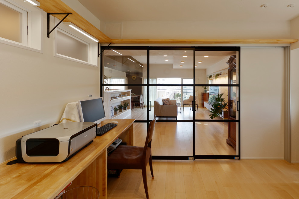 Идея дизайна: кабинет в восточном стиле с белыми стенами, паркетным полом среднего тона, отдельно стоящим рабочим столом и коричневым полом