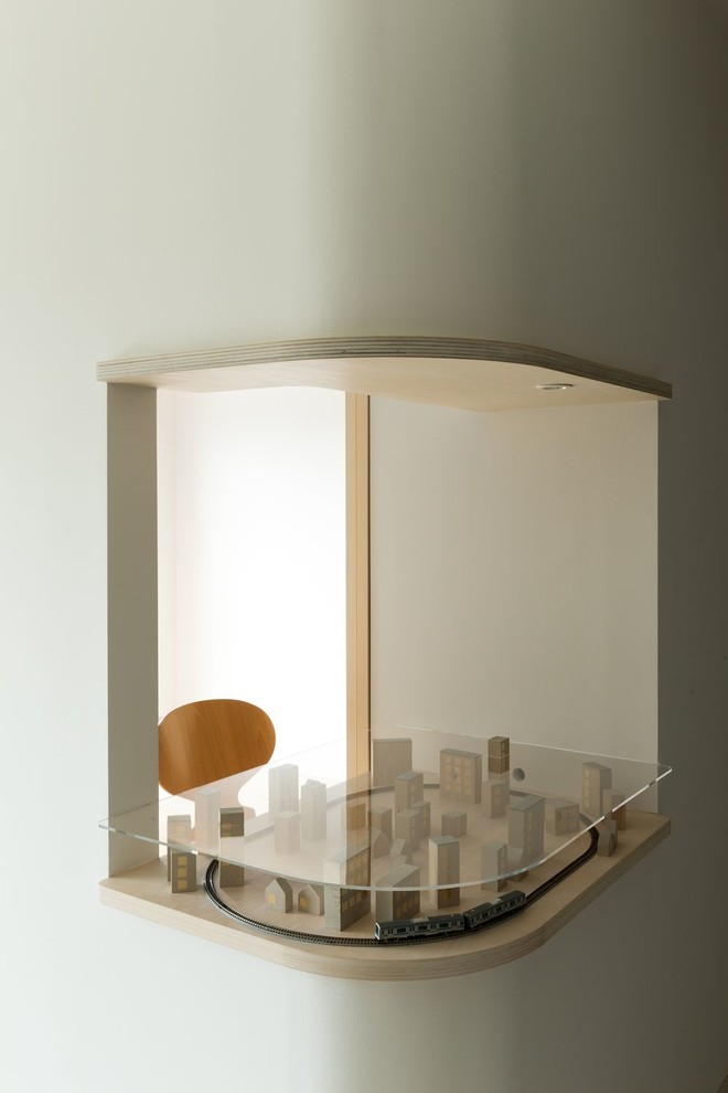 Kleines Modernes Arbeitszimmer ohne Kamin mit Arbeitsplatz, weißer Wandfarbe, Korkboden, Einbau-Schreibtisch und weißem Boden in Sonstige